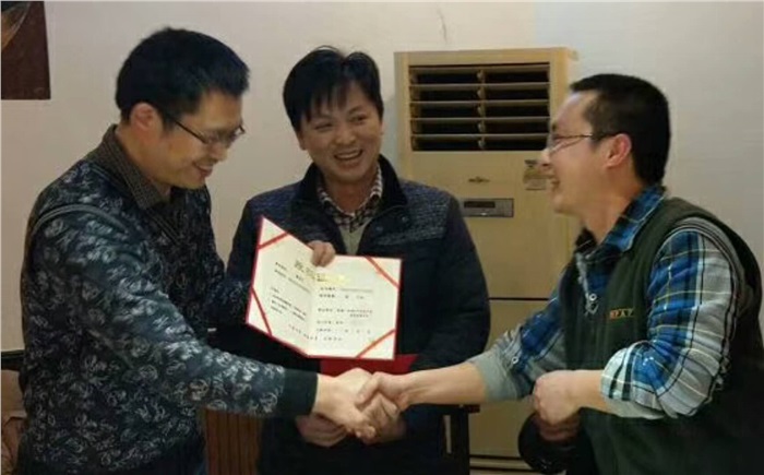 年度總結(jié)暨表彰會，員工喜領股權證書、榮譽證書和獎金